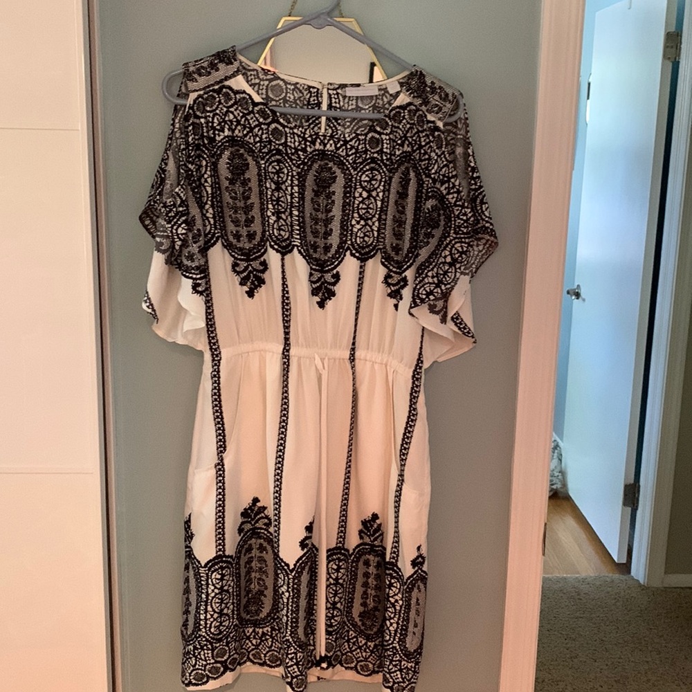 Unique NY&Co dress with cold shoulder sleeves and flattering fit size M